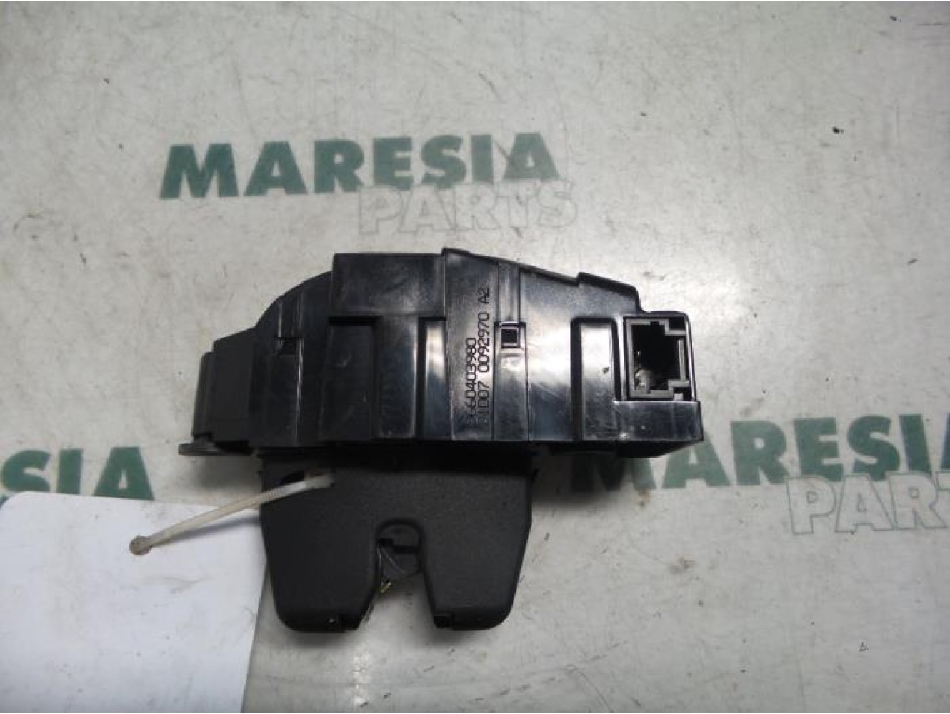 Peugeot - 207 - Tailgate lock mechanism