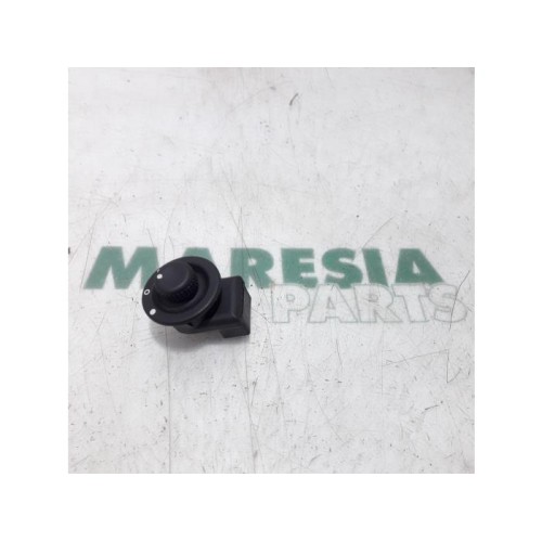 Renault - Clio - Mirror switch