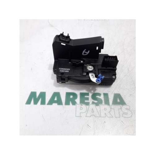 Renault - Trafic - Minibus/van rear door lock mechanism