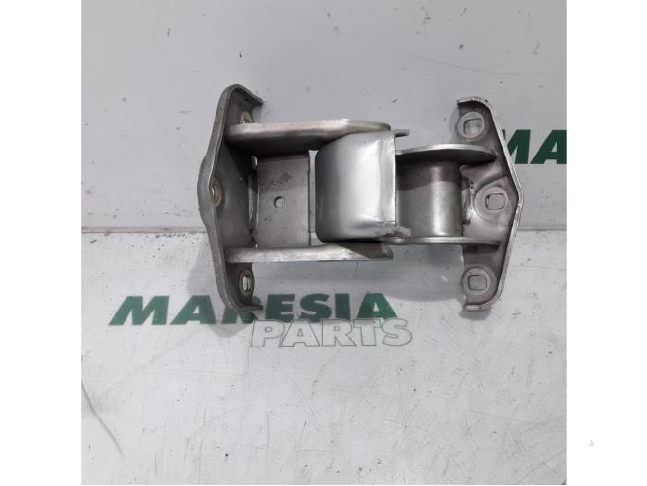 Renault - Trafic - Rear door hinge, right