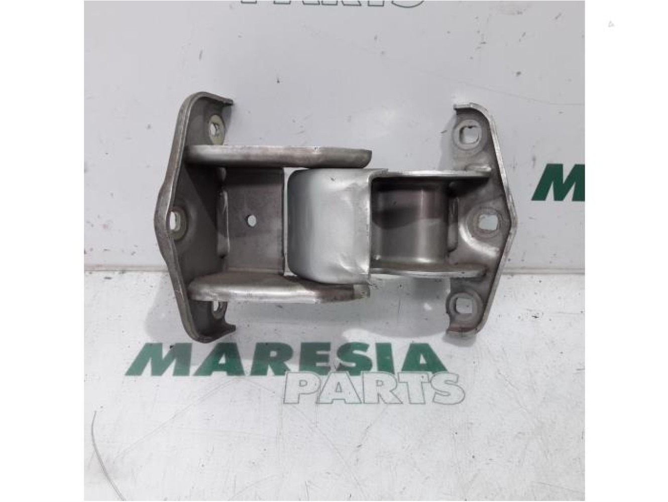 Renault - Trafic - Rear door hinge, right