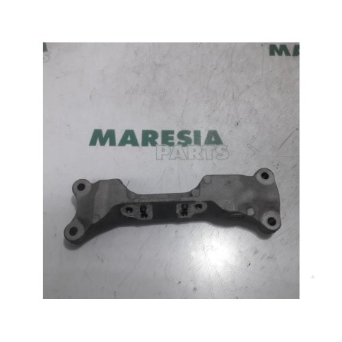 Peugeot - 207 - Engine mount