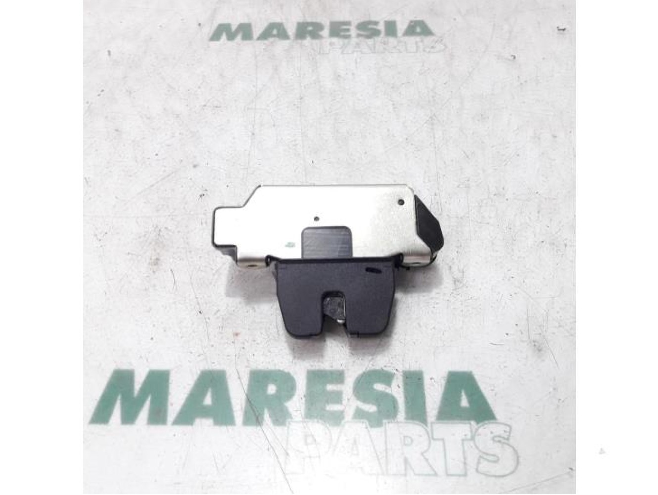 Peugeot - 208 - Tailgate lock mechanism