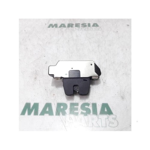 Peugeot - 208 - Tailgate lock mechanism